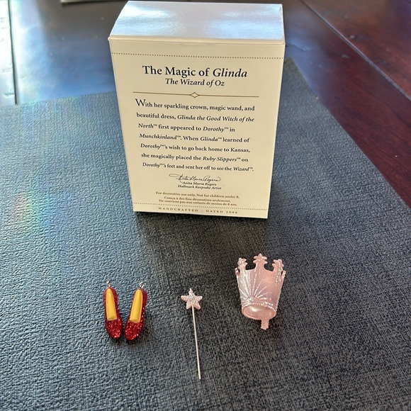 Hallmark Keepsake The Magic of Glinda Ornament Set - Picture 2 of 2